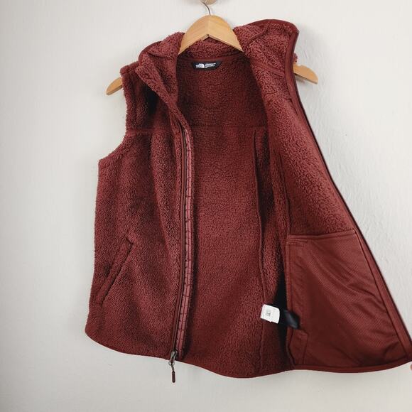 The North Face Campshire Sherpa Fleece Sleeveless Vest Sequoia Red - Picture 4 of 9